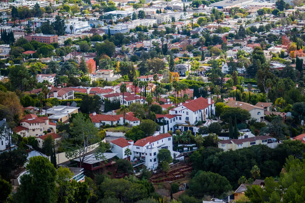 Roofer in Los Angeles, CA