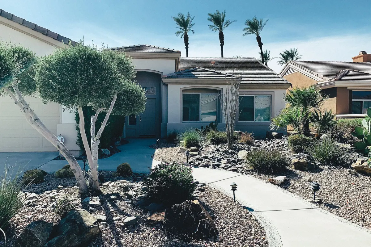 Roofer in Sylmar, CA